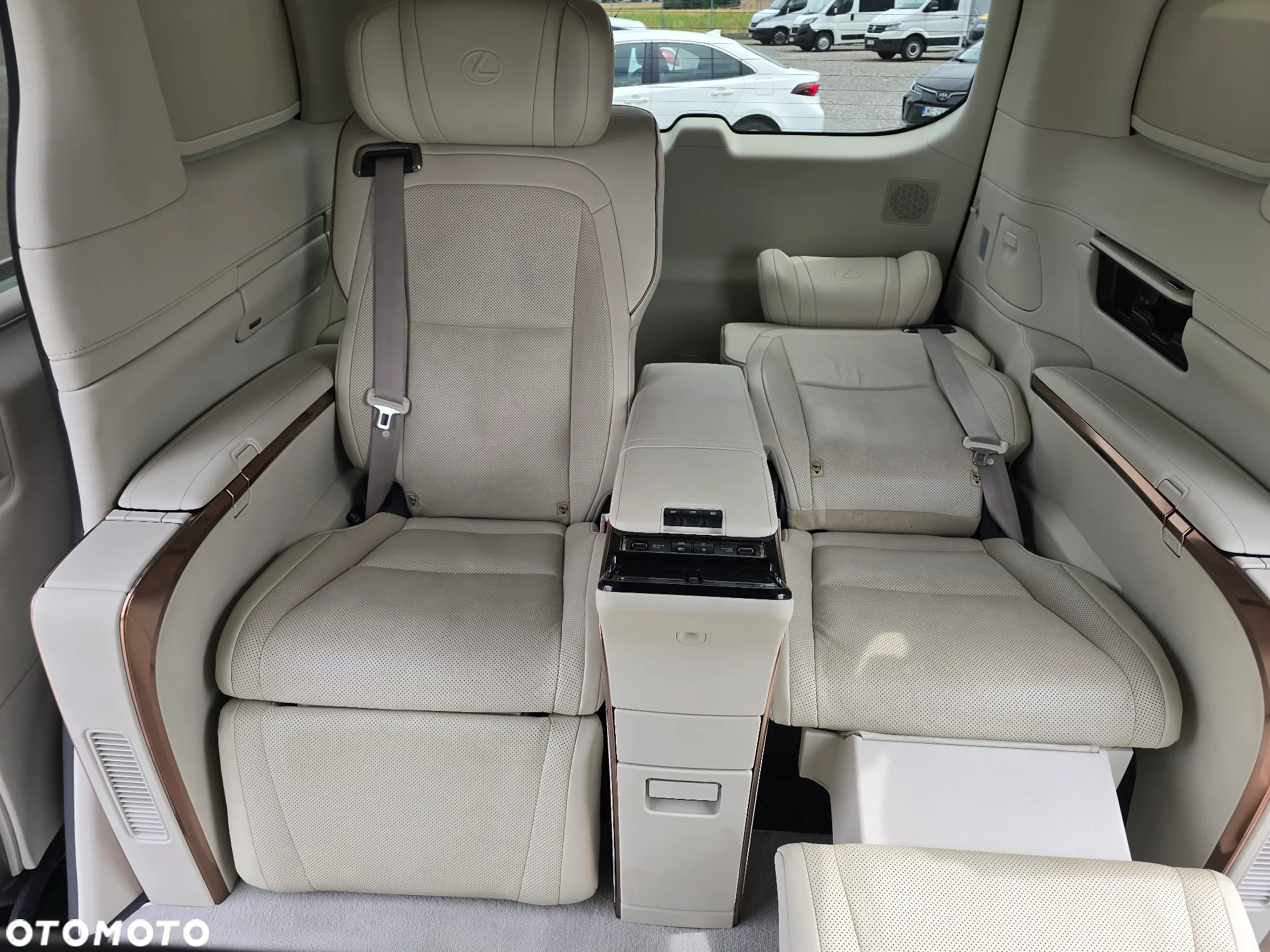 Lexus LM 350h Omotenashi - 33