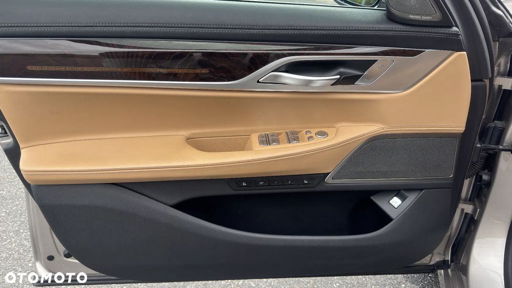 BMW Seria 7 750Li xDrive - 14