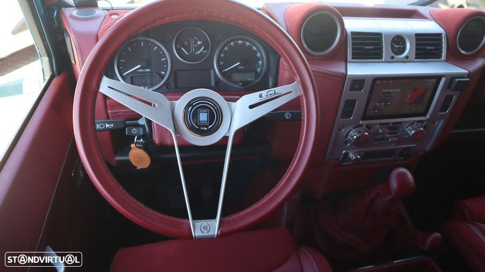 Land Rover Defender - 28
