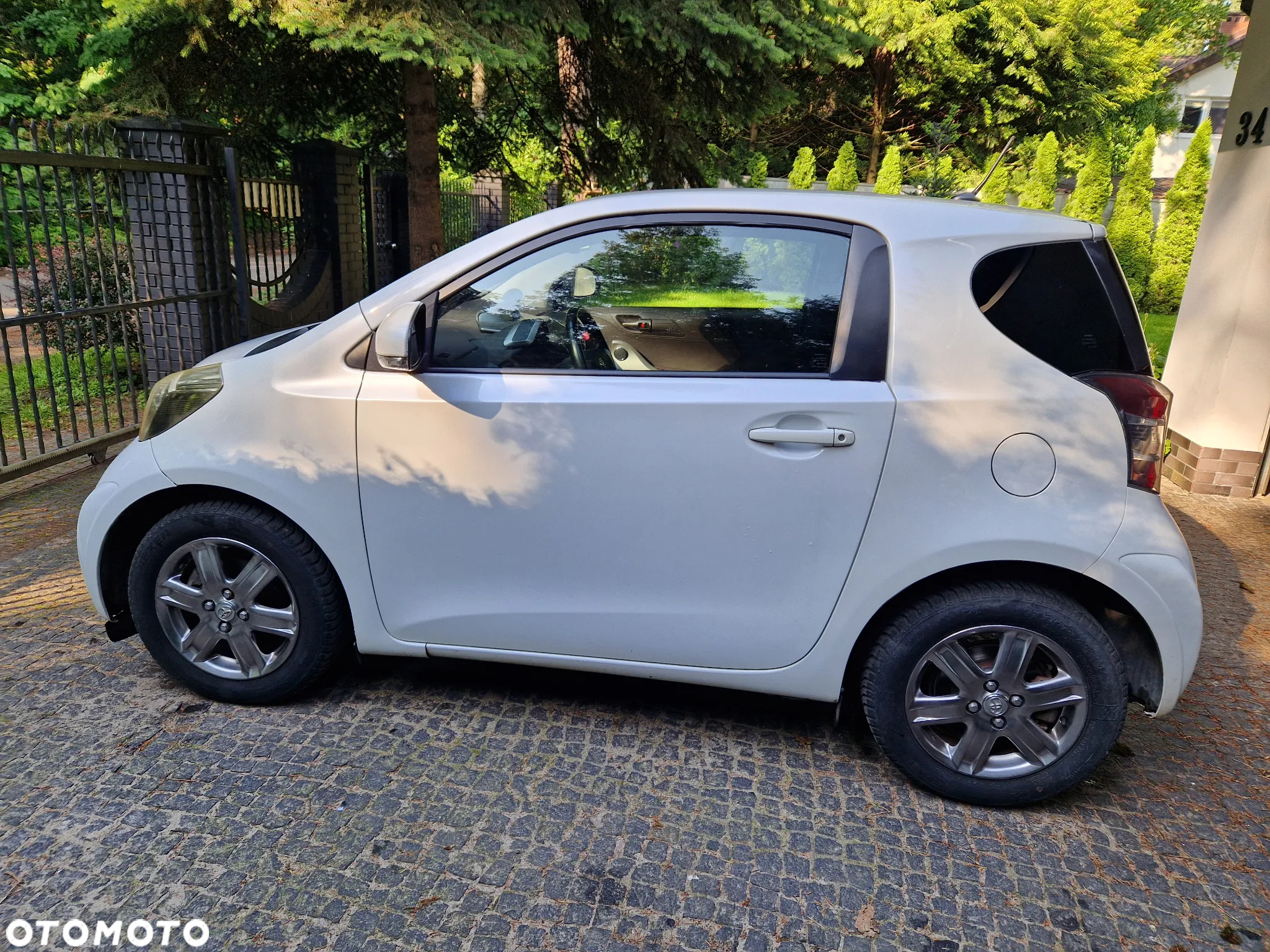 Toyota iQ - 10