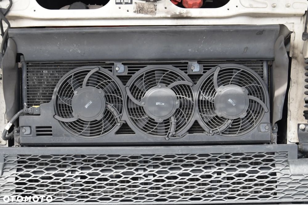 Volvo FH500 / EURO 6 / KLIMATYZACJA POSTOJOWA / ACC / LEDY / 2 ZBIORNIKI / FULL SPILERY / SERWISOWANY / SPROWADZONY - 19