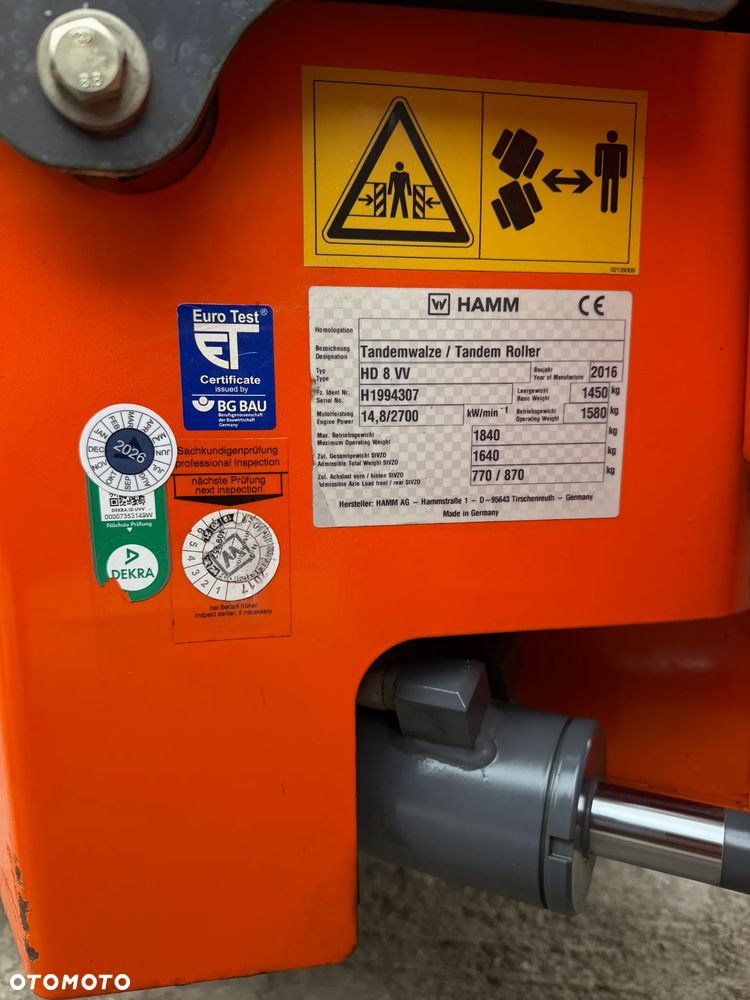 Hamm HD 8VV  Walec Terenowo Drogowy do Asfaltu z OBCINAKIEM BOCZNYM Hydraulicznym! 2 tony. Import Norwegia 2017 rok. 624 mtg. Silnik KUBOTA 3 cylindry. Maszyna nie różni się od Nowej z salonu! Serwisy w Dekra AKTUALNE 2026rok. Zero zniszczeń IGŁA !! Gotowy do długiej pracy. Po dużych serwisach eksploatacyjnych w Norwegii. Walec pochodzi z urzędu Komunalnego w Norwegii od pierwszego właściciela. Jego historia od nowości to lekkie inwestycje miejskie! Jedyna taka okazja! Bardzo mały walec a moc Potężna! Ani deka luzów i wycieków. OKAZJA. Zraszacze na dwa bębny. Ubijanie na dwa lub jeden bęben. Siła ubijania regulowana! - 8