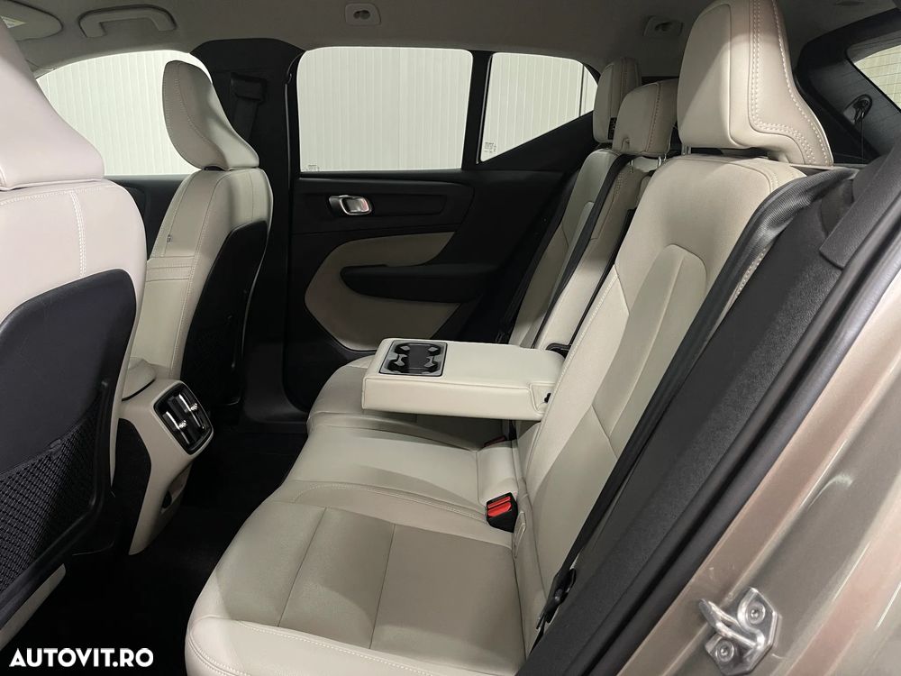 Volvo XC 40 B4 AT8 AWD Mild Hybrid Momentum Pro - 12