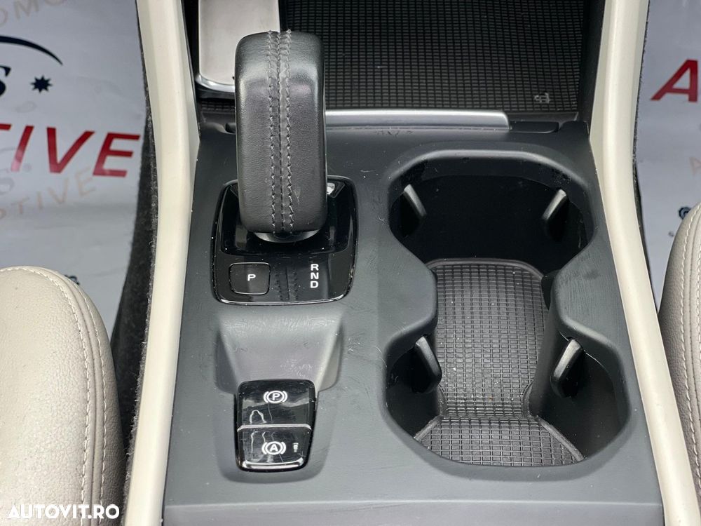 Volvo XC 40 T5 AWD Momentum Pro - 24