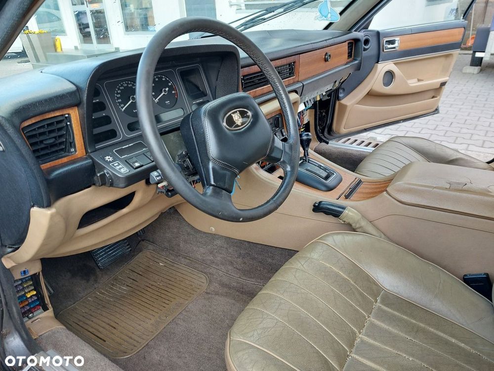 Jaguar XJ - 12