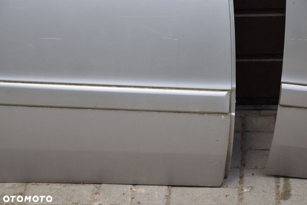 Opel Zafira B 05-14 Drzwi Prawy przód tył prawe przednie tylne srebrne Z157 bez korozji - 4