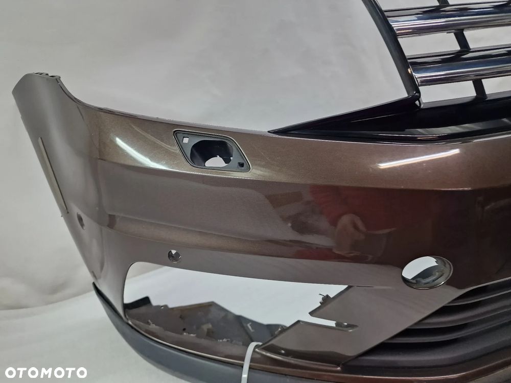 VW CADDY 2K5 ALLTRACK 15- ZDERZAK PRZEDNI PRZÓD BRĄZOWY NA 6XPDC 6X PDC + SPRYSKI , POSIADA ATRAPĘ / GRILL + KRATKA ŚRODKOWA ORAZ SPOJLER , NR 2K5807221K , NR AUKCJI NZ1343 - 6