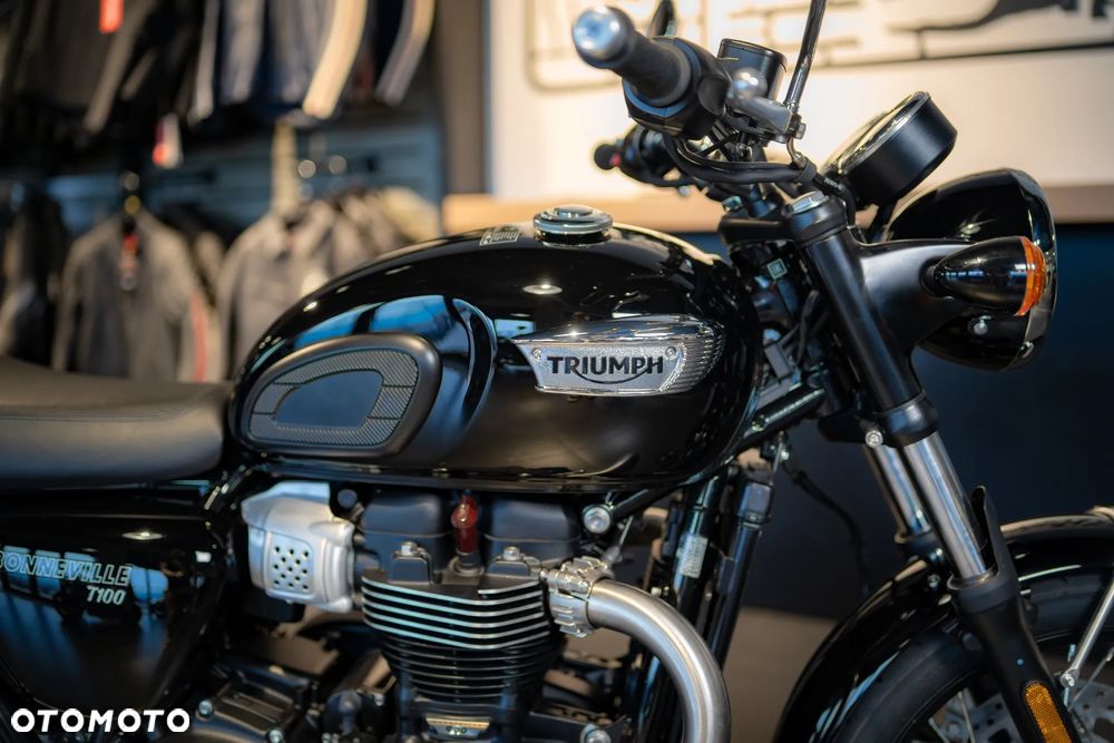 Triumph Bonneville - 18