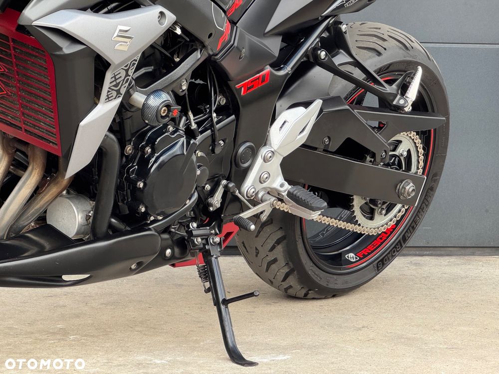 Suzuki GSR - 31
