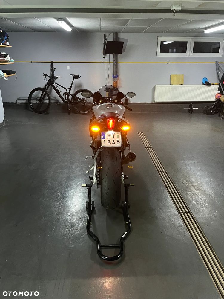 Yamaha R1 - 10