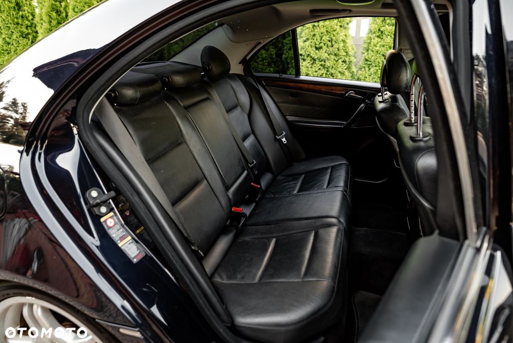 Mercedes-Benz Klasa C 320 4Matic Avantgarde Sport Edition - 23