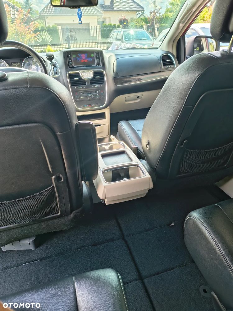 Chrysler Town & Country - 32