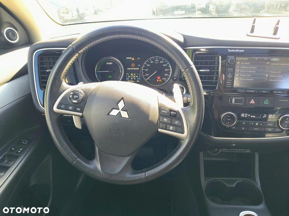 Mitsubishi Outlander Instyle NAVI + - 35