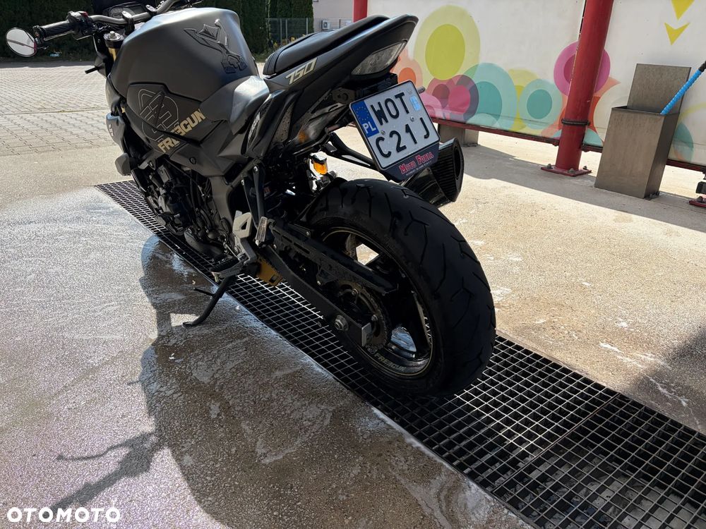 Suzuki GSR - 4