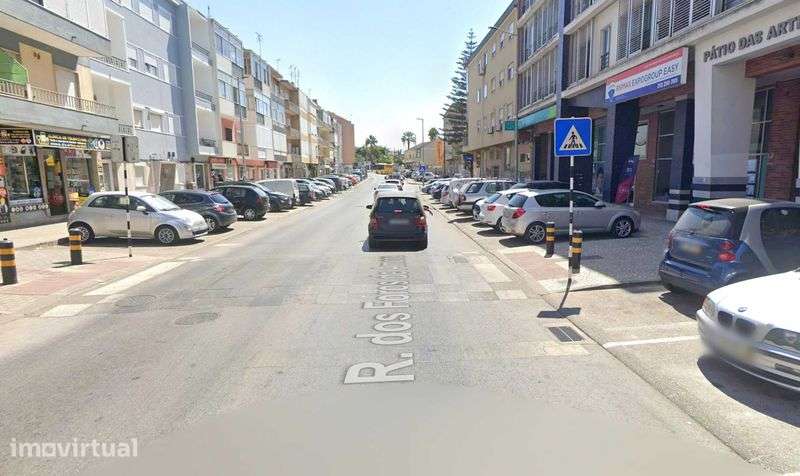 Loja na rua principal dos Foros da Amora com muito movimento - Grande imagem: 3/4