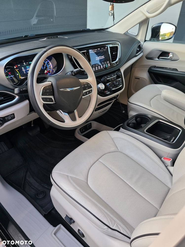 Chrysler Pacifica - 16