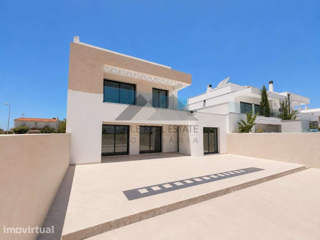 Moradia T2 + 2 com Piscina Privativa no Turquesa Residence, Castro ...