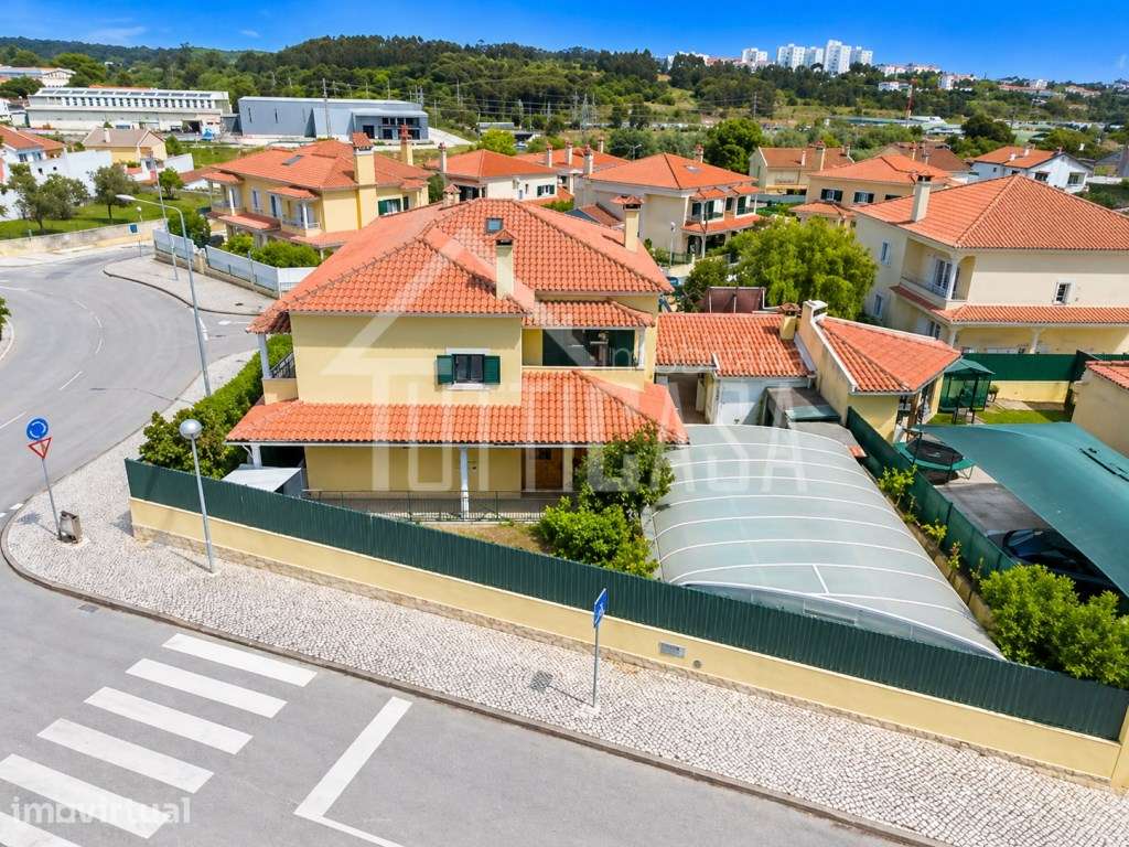 Moradia T5 com Piscina em Rio de Mouro - Grande imagem: 2/49