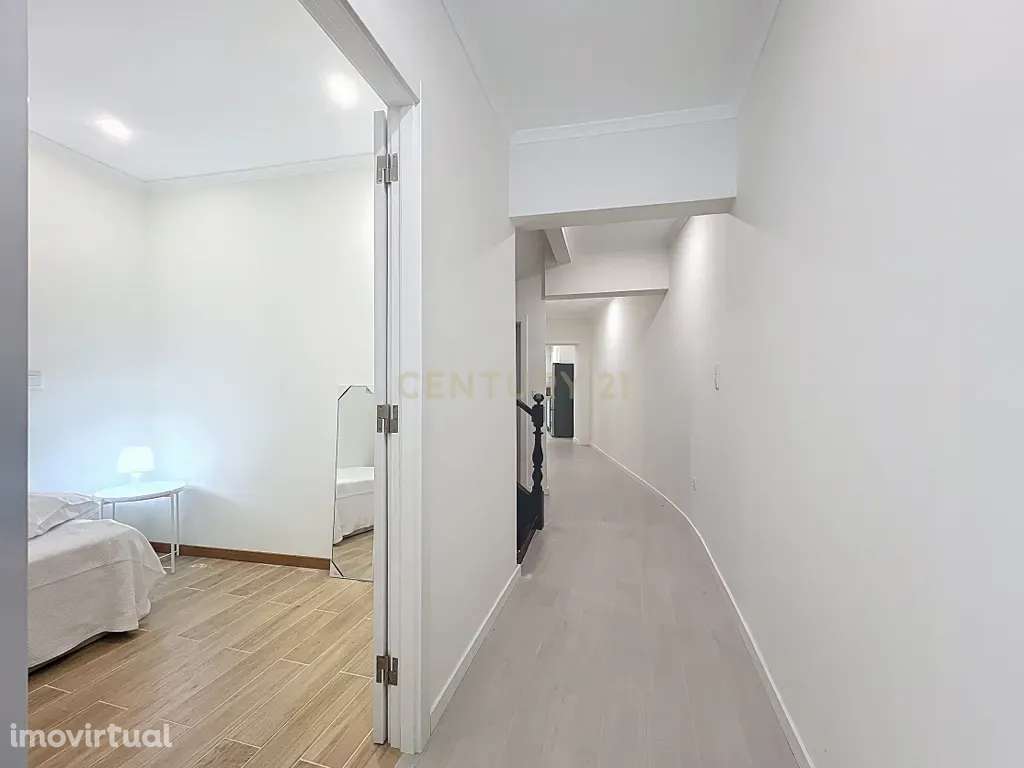 Moradia T5 Renovada no Centro de Ponta Delgada – Conforto, Estilo e Lo - Grande imagem: 2/37