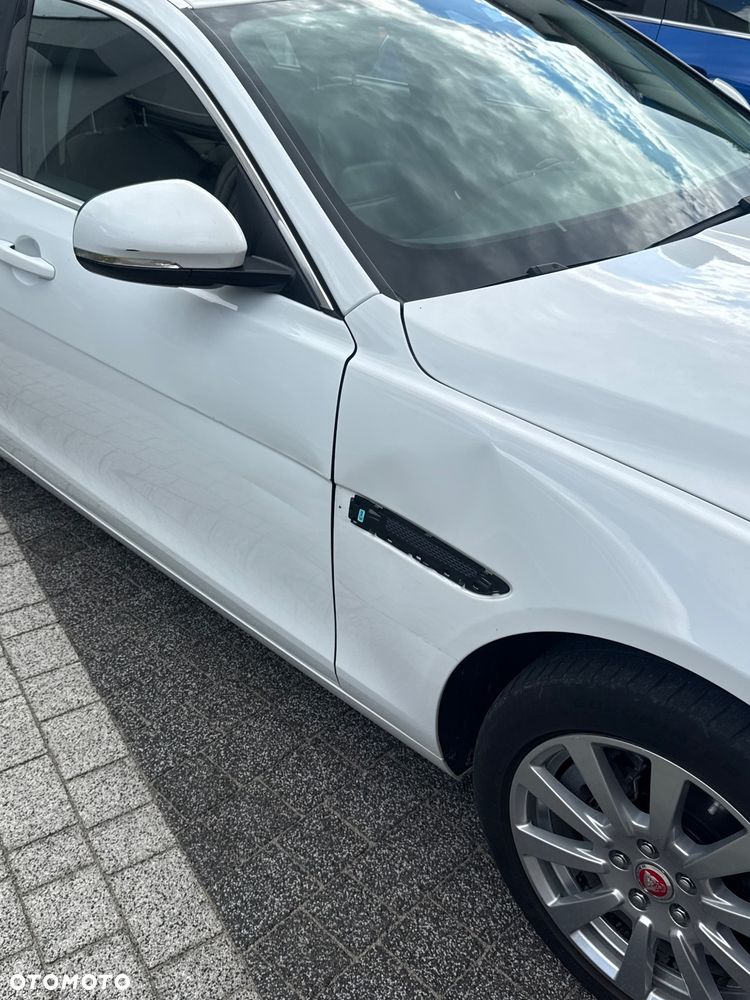 Jaguar XE 2.0 D Prestige - 25