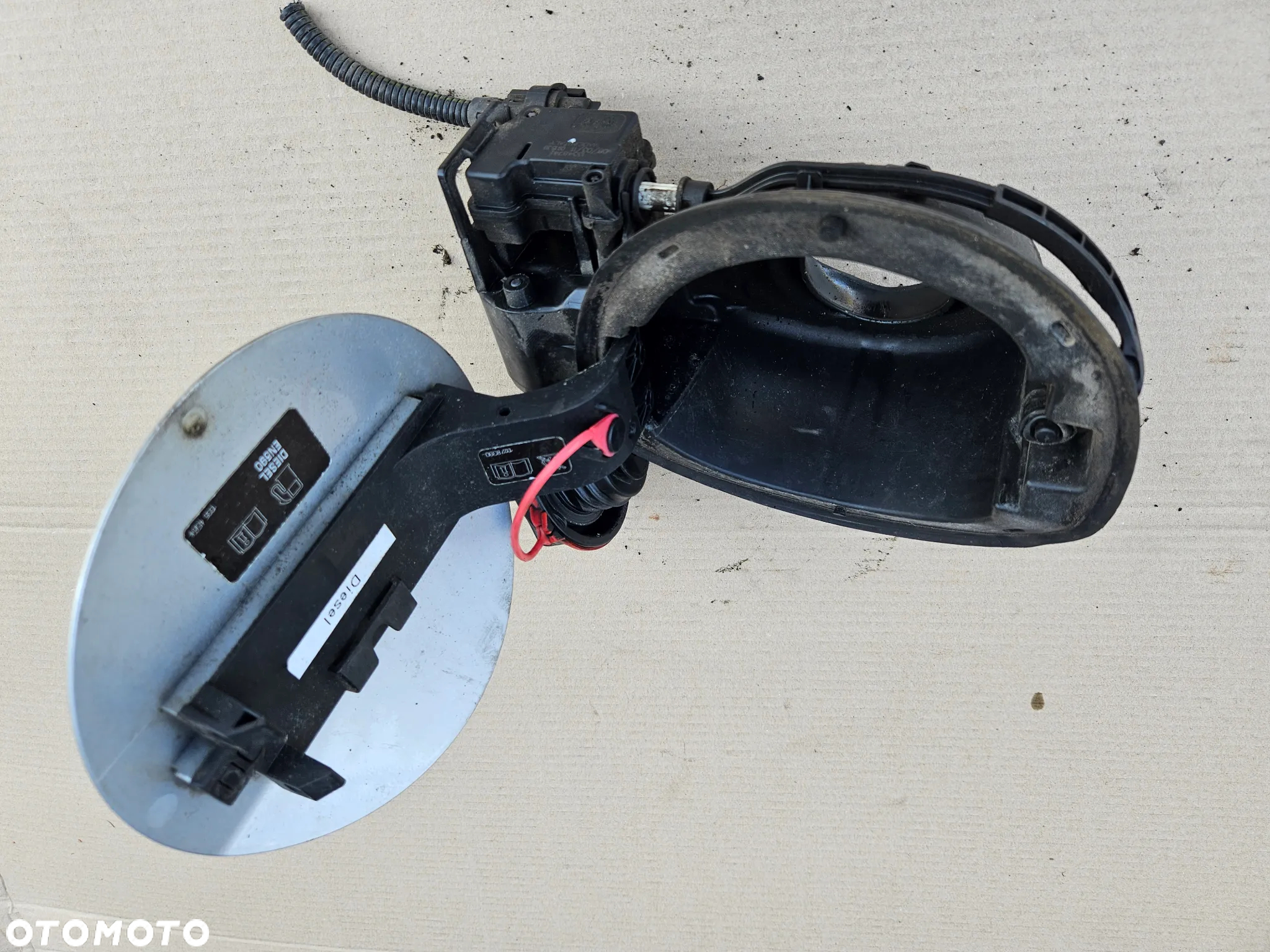 Opel Astra J 4 IV klapka wlewu paliwa zamek - 2