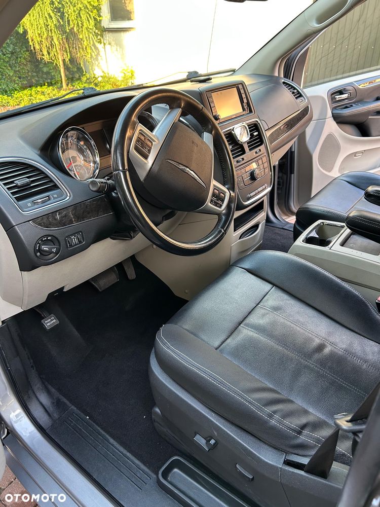 Chrysler Town & Country - 6