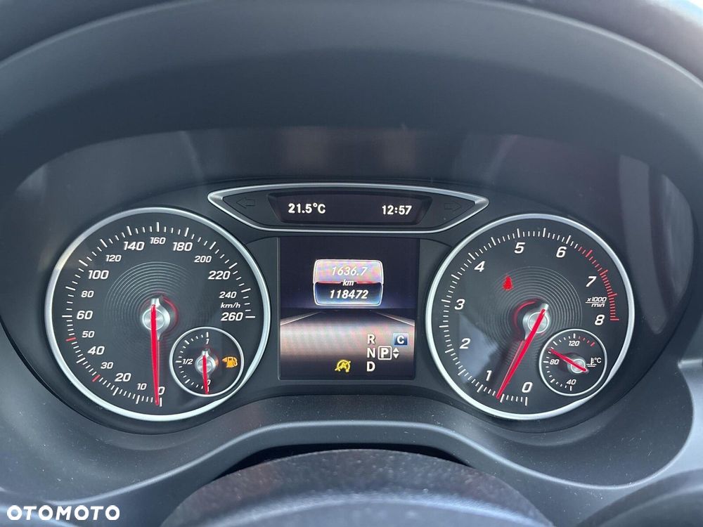 Mercedes-Benz GLA 180 7G-DCT - 17