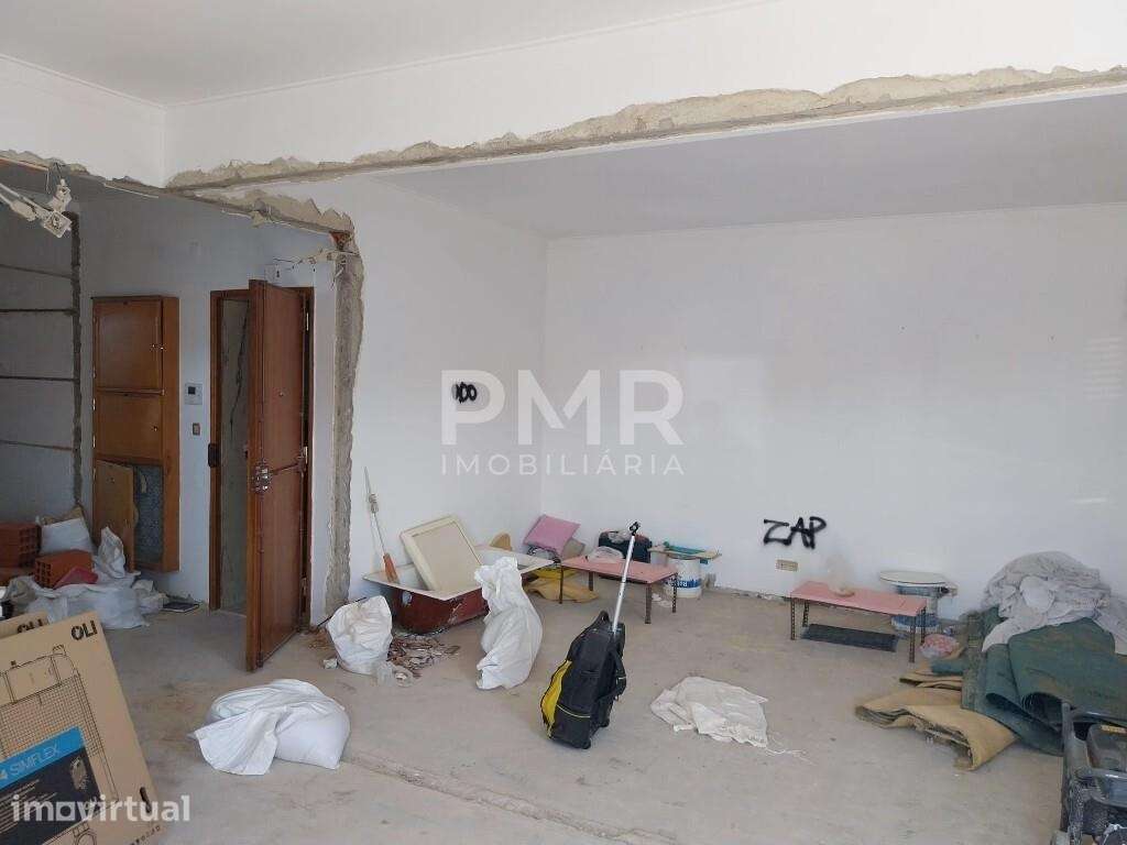 T3 com varanda totalmente remodelado em Benfica - Grande imagem: 2/17