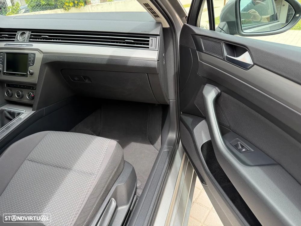 VW Passat Variant 1.6 TDI BlueMotion - 24