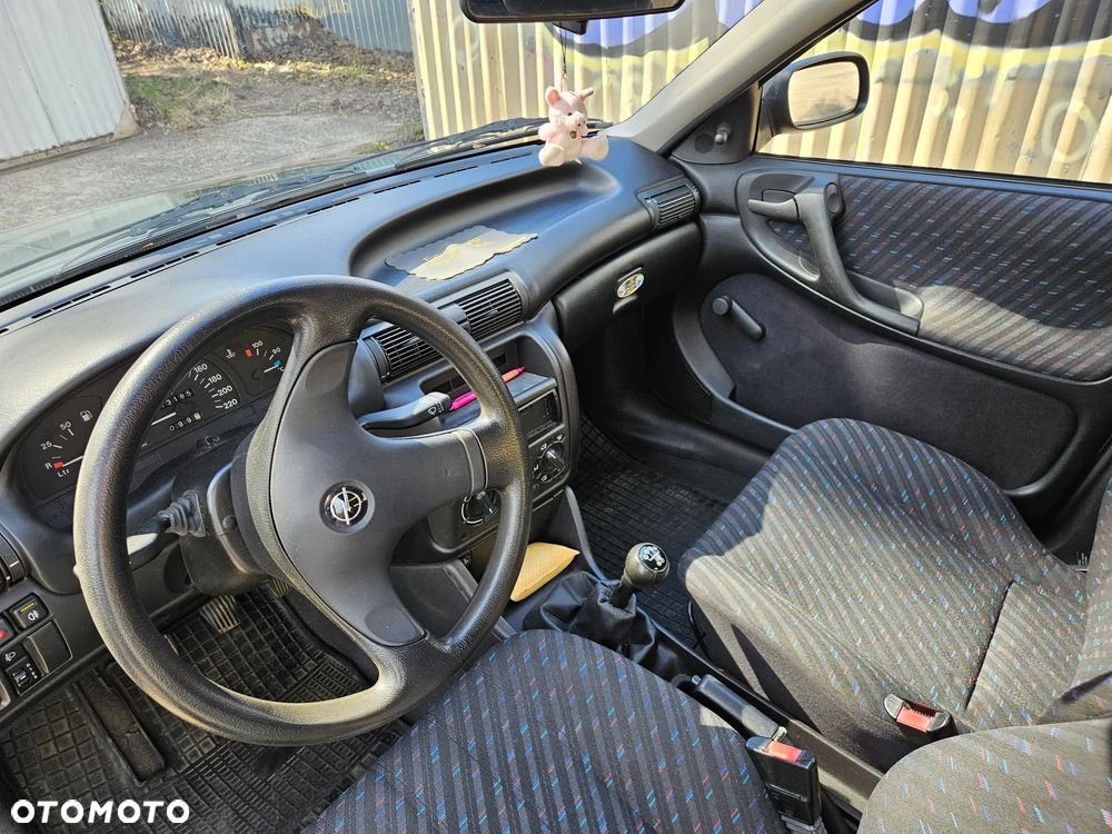 Opel Astra 1.4 GL - 11