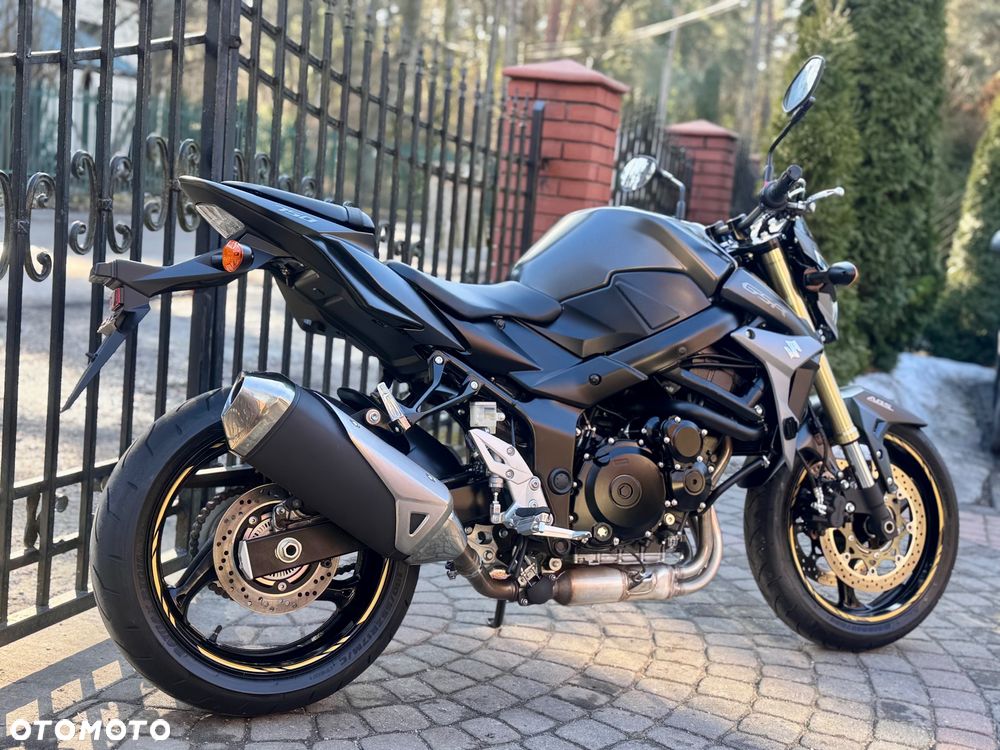 Suzuki GSR - 4
