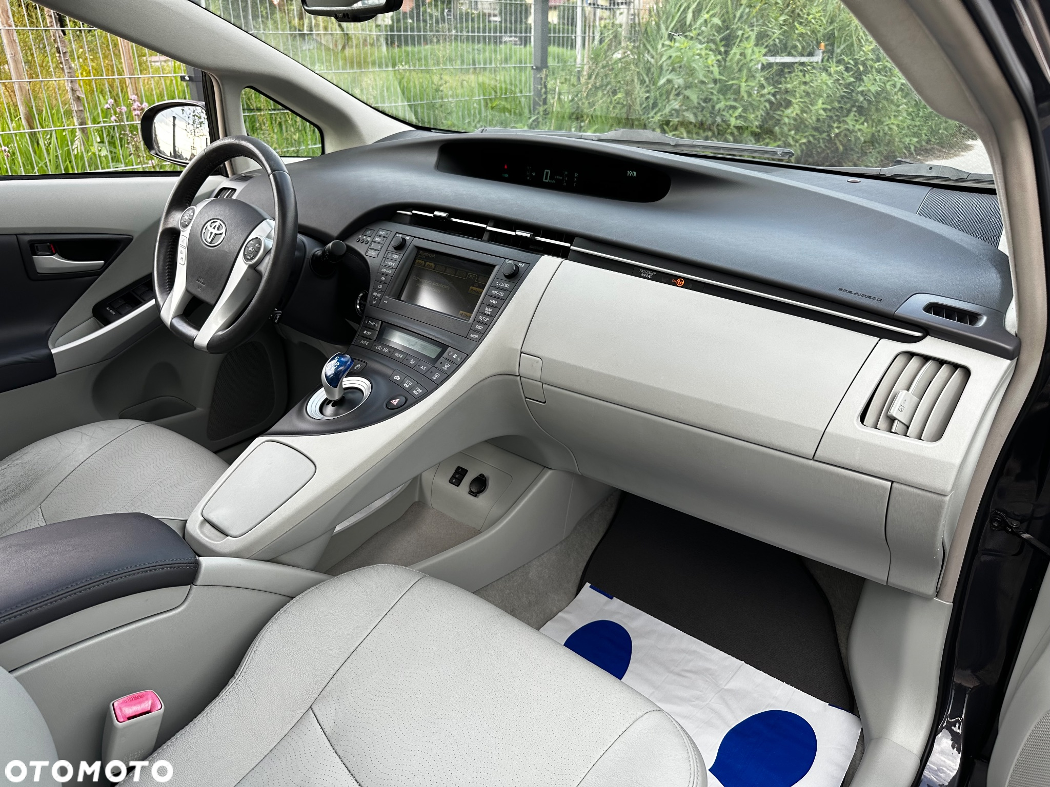 Toyota Prius (Hybrid) Executive - 13