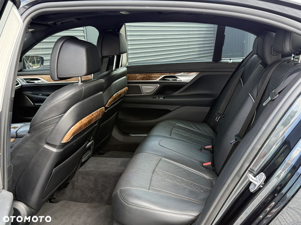 BMW Seria 7 750Li xDrive - 28