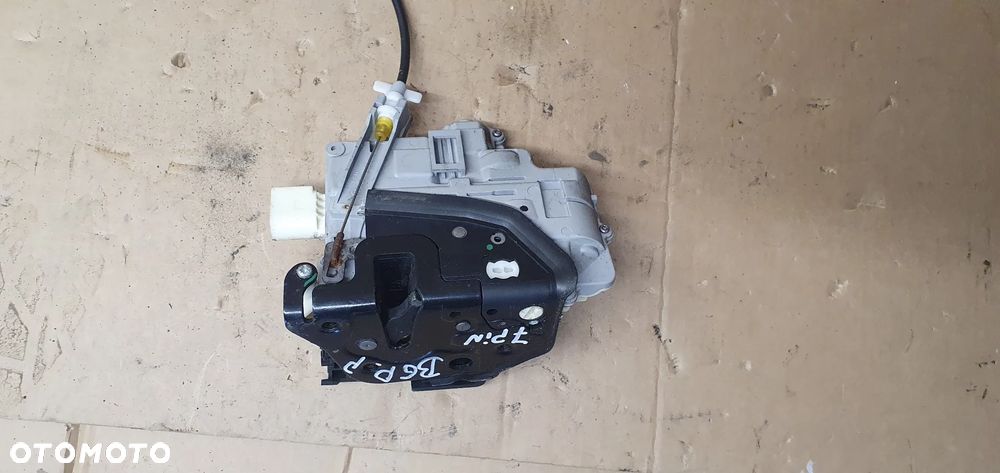 Zamek drzwi prawy przód przedni VW Passat B6 3C1837016A - 3