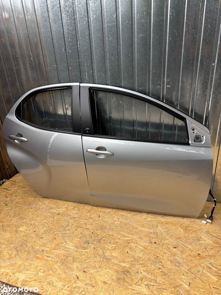Toyota Yaris IV  Kompletne Drzwi  Przód Tył Kod  1L0 - 1