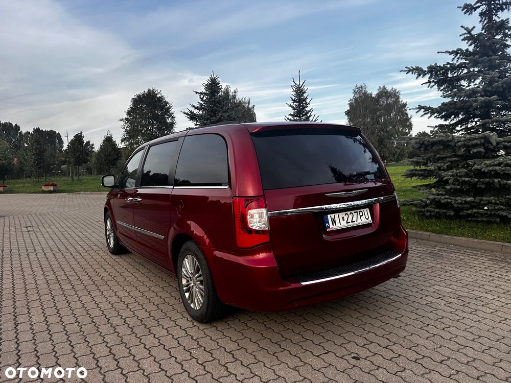 Chrysler Town & Country - 12
