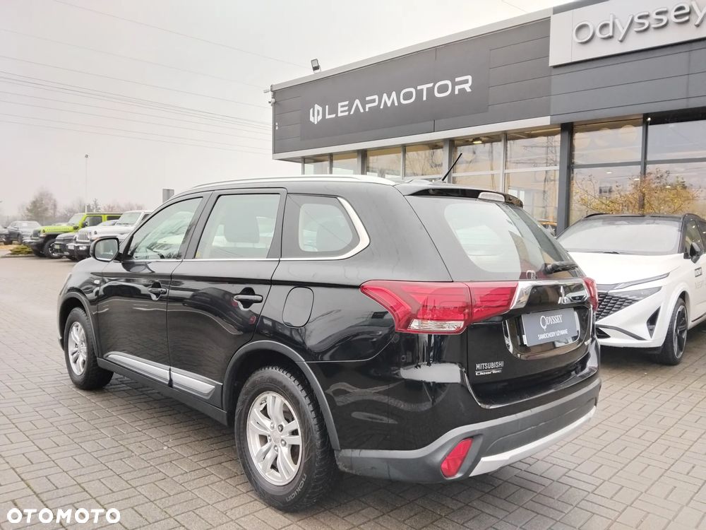 Mitsubishi Outlander 2.0 Invite + 2WD - 3
