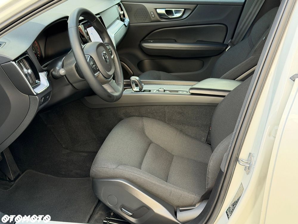 Volvo V60 B3 B DKG Momentum - 17