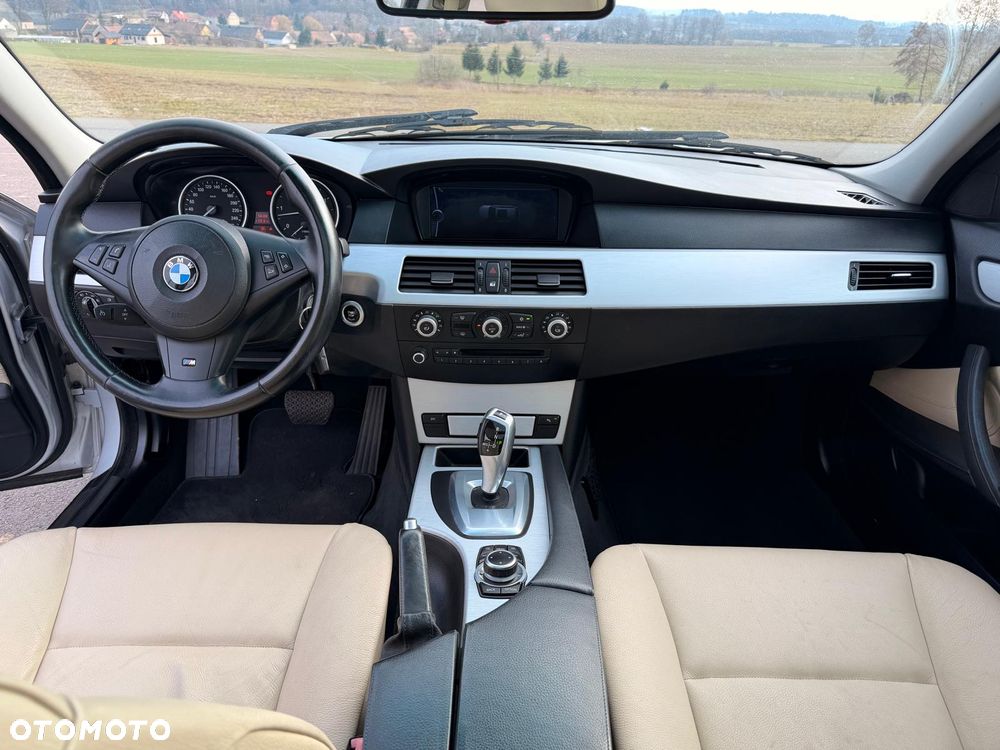 BMW Seria 5 525d xDrive - 13