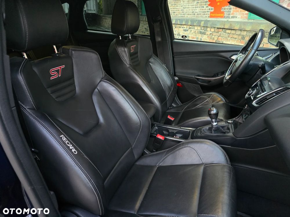 Ford Focus 2.0 EcoBoost ST - 27