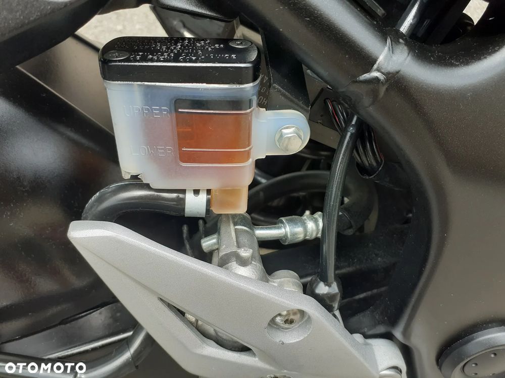 Suzuki GSR - 19