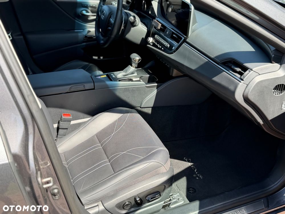 Lexus ES 300h Prestige - 29