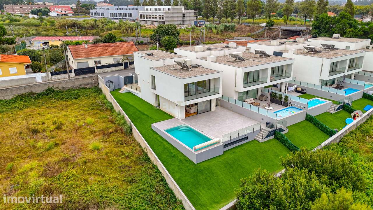 MORADIA T3 NOVA COM PISCINA E JARDIM | VALADARES | JUNTO AO MAR - Grande imagem: 2/43