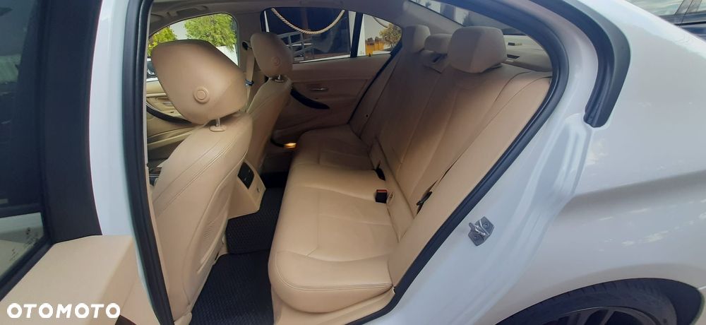 BMW Seria 3 328i xDrive - 18