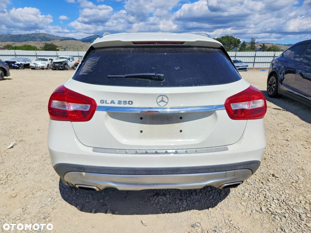 Mercedes-Benz GLA 250 4Matic 7G-DCT - 6