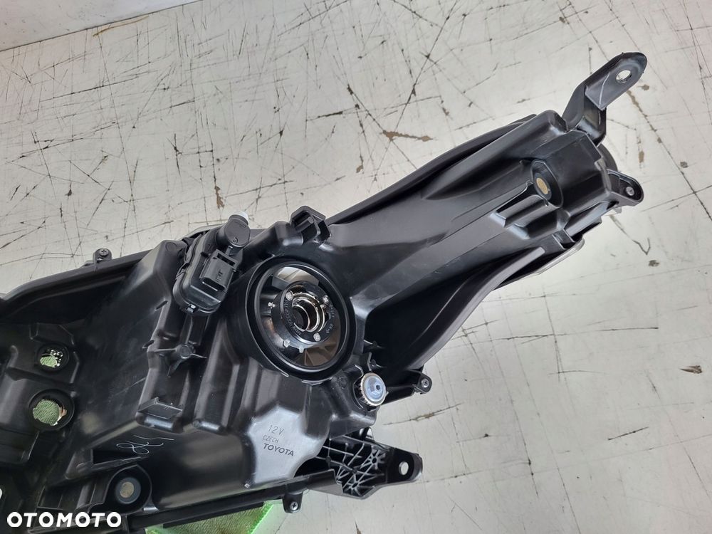 lampa przód przednia prawa toyota yaris iv 2020- - 13