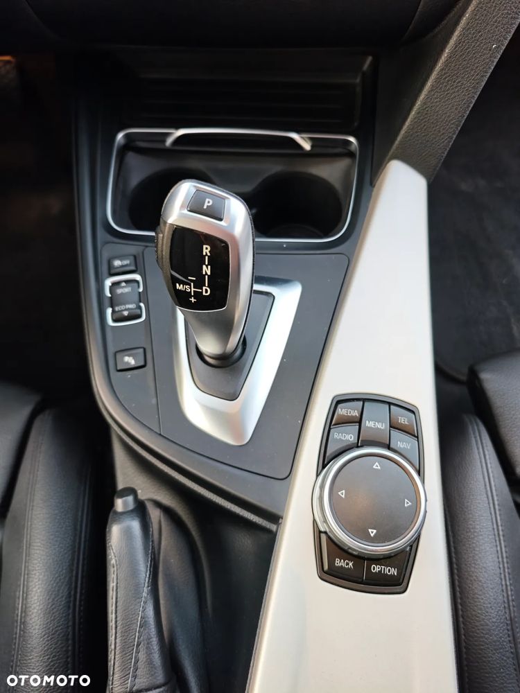 BMW Seria 3 330d Touring Sport Line - 13