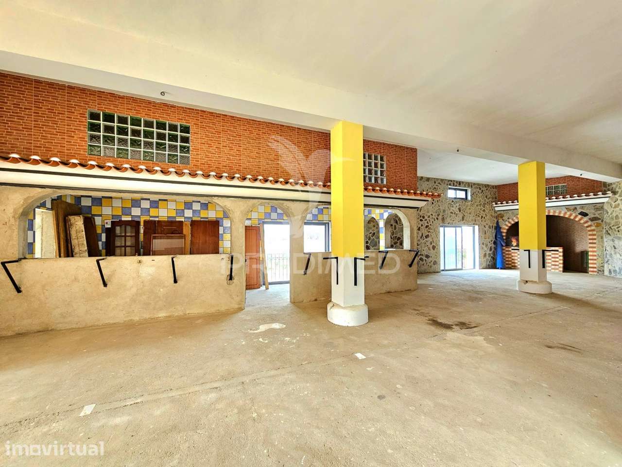 Espaço comercial em construção com terreno - Grande imagem: 4/21