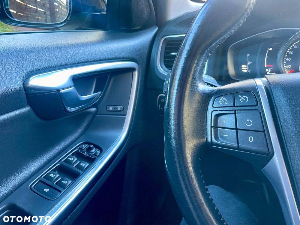 Volvo V60 Cross Country D3 Geartronic Momentum - 19