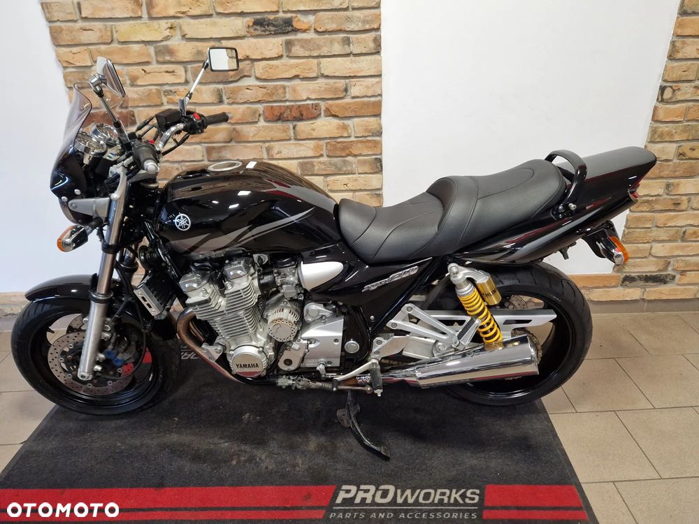 Yamaha XJR - 10